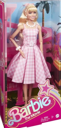 BARBIE LE FILM - POUPEE EN ROBE VICHY ROSE