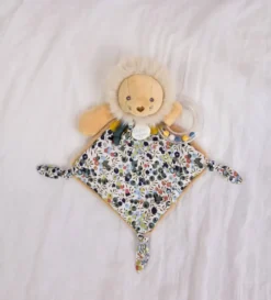DOUDOU HOCHET LION