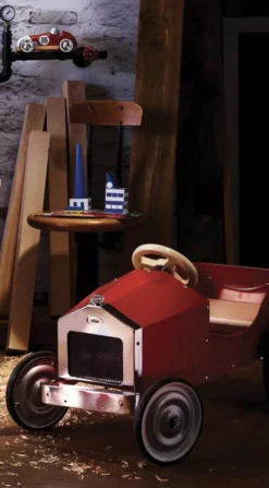 GRANDE VOITURE À PÉDALES ROUGE