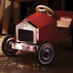 GRANDE VOITURE À PÉDALES ROUGE