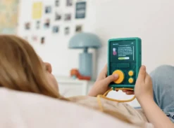 LUNII - FLAM - COQUE ANTI-CHOCS OFFICIELLE VERTE POUR BALADEUR AUDIO INTERACTIF FLAM –BOITE A HISTOIRES POUR ENFANT DES 7 ANS
