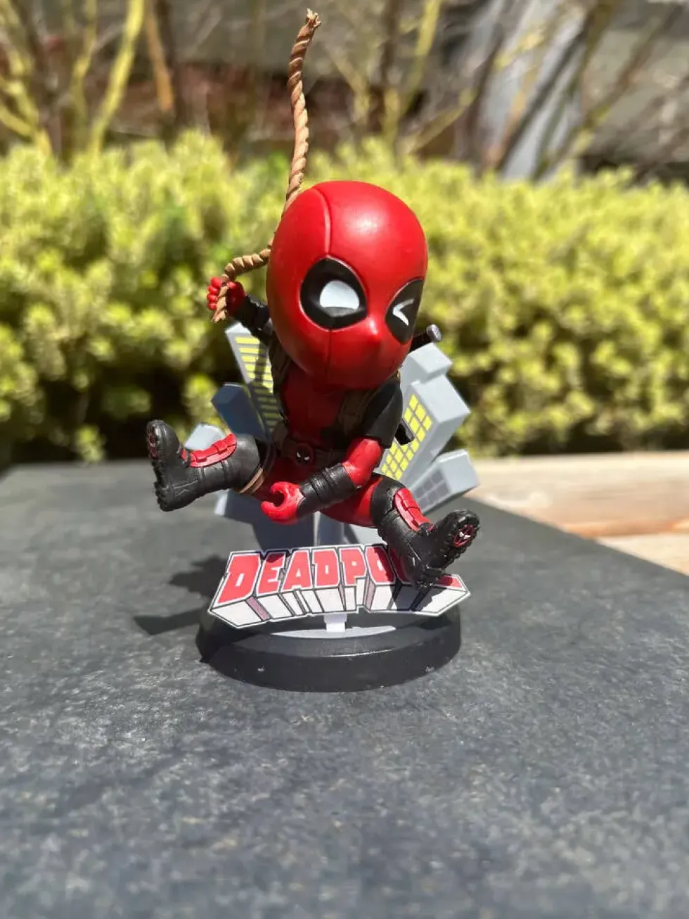 MARVEL - YUME HERO BOX - SERIE CLASIQUE - FIGURINE DEADPOOL SAUTANT 10 CM