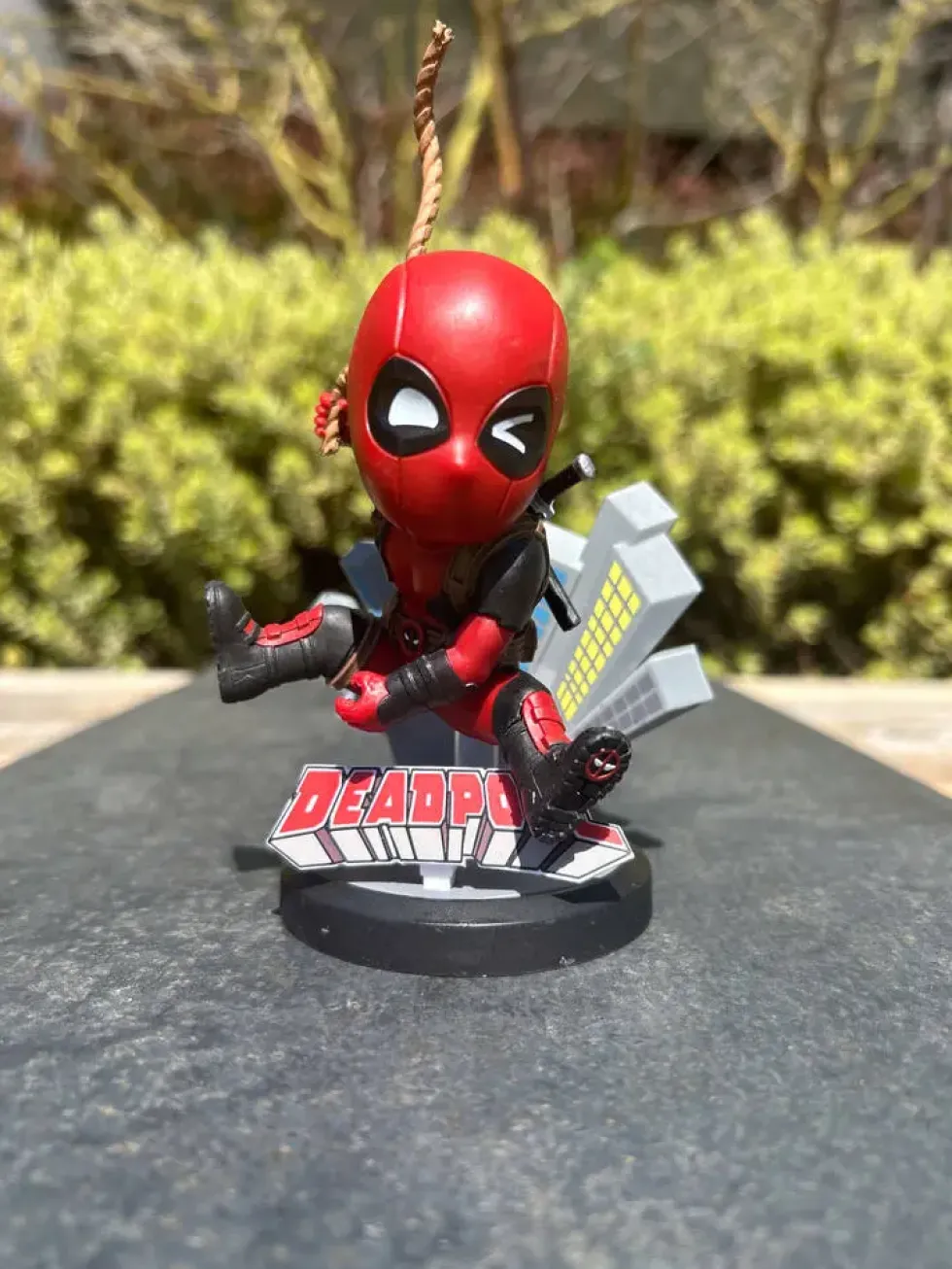 MARVEL - YUME HERO BOX - SERIE CLASIQUE - FIGURINE DEADPOOL SAUTANT 10 CM