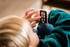 MON TELEPHONE ET SA MONTRE FITNESS