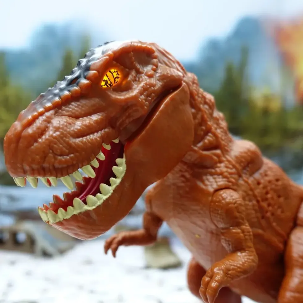 T-REX SE PENCHE ET MORD