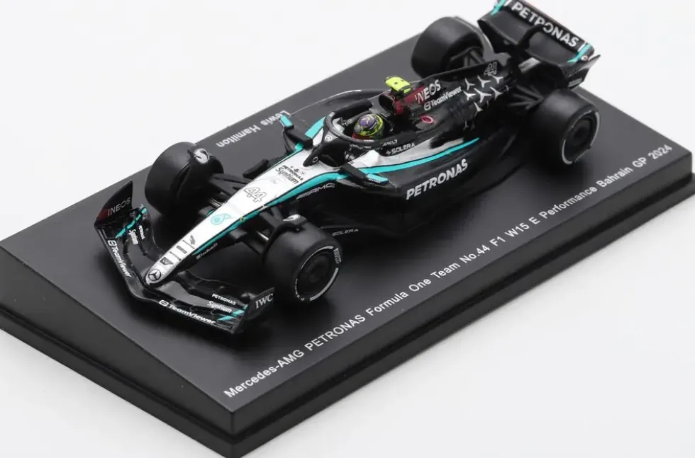 1/64 VOITURE MERCEDES-AMG W15 N44 MERCEDES-AMG PETRONAS FORMULE 1 TEAM GP BAHRAIN 2024 LEWIS HAMILTON